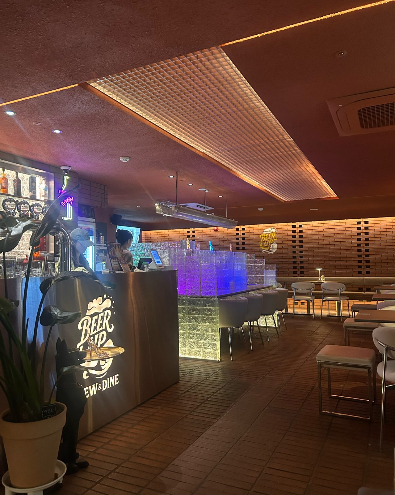 BEER UP bar counter interior